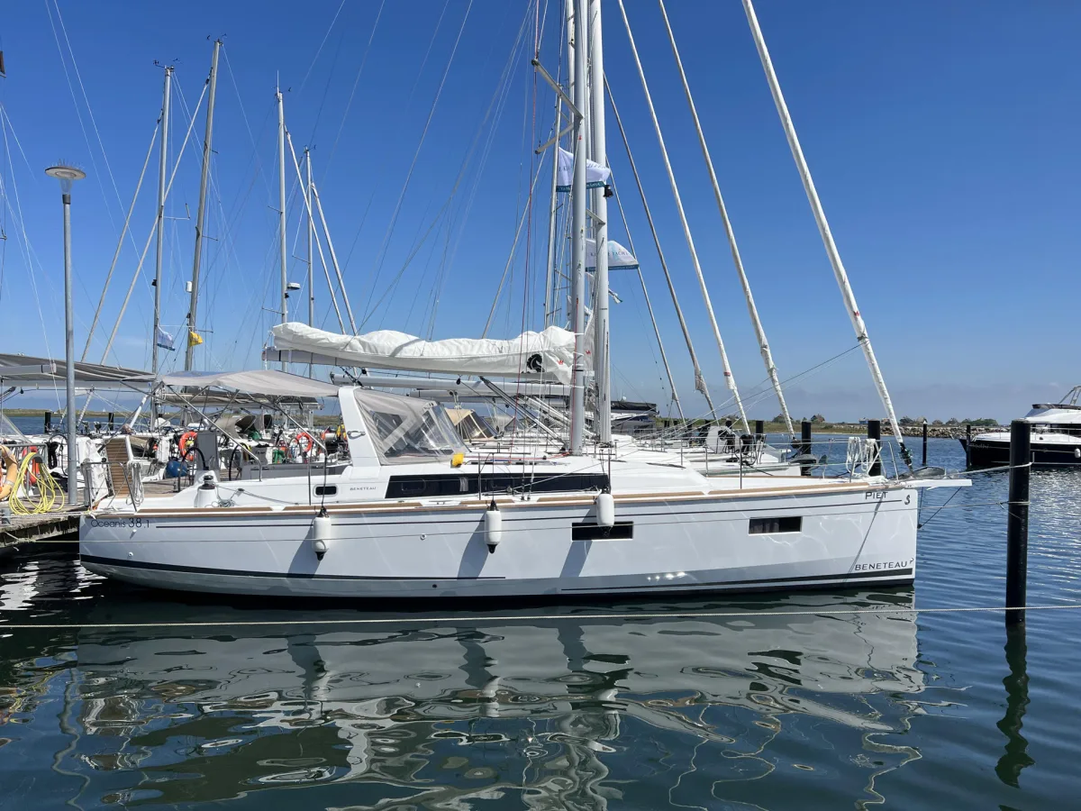 Oceanis 38.1 "Piet"