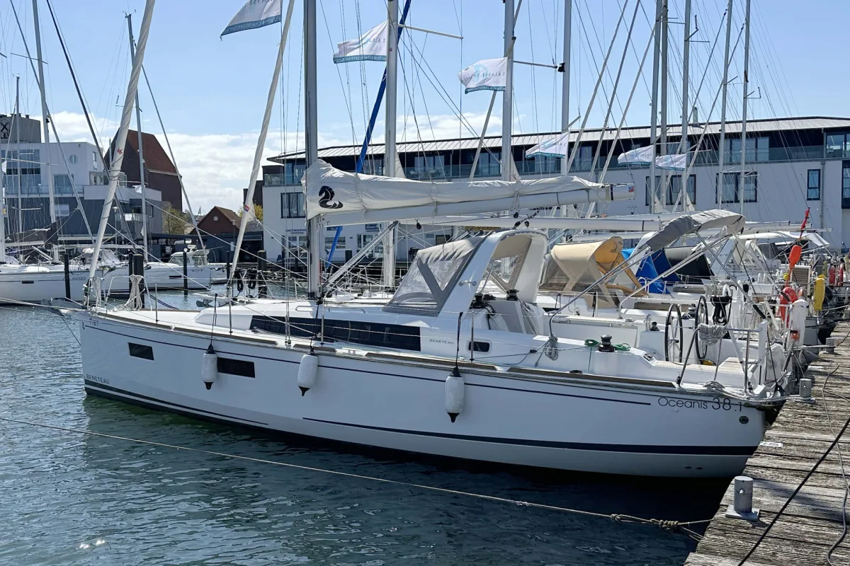 Oceanis 38.1 "Piet"