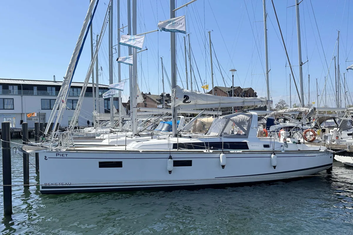Oceanis 38.1 "Piet"