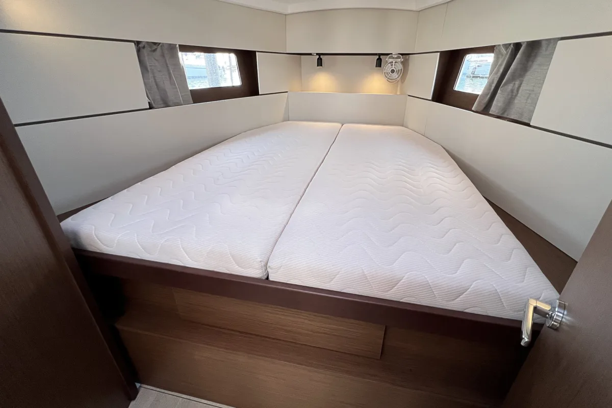 Oceanis 38.1 "Piet"