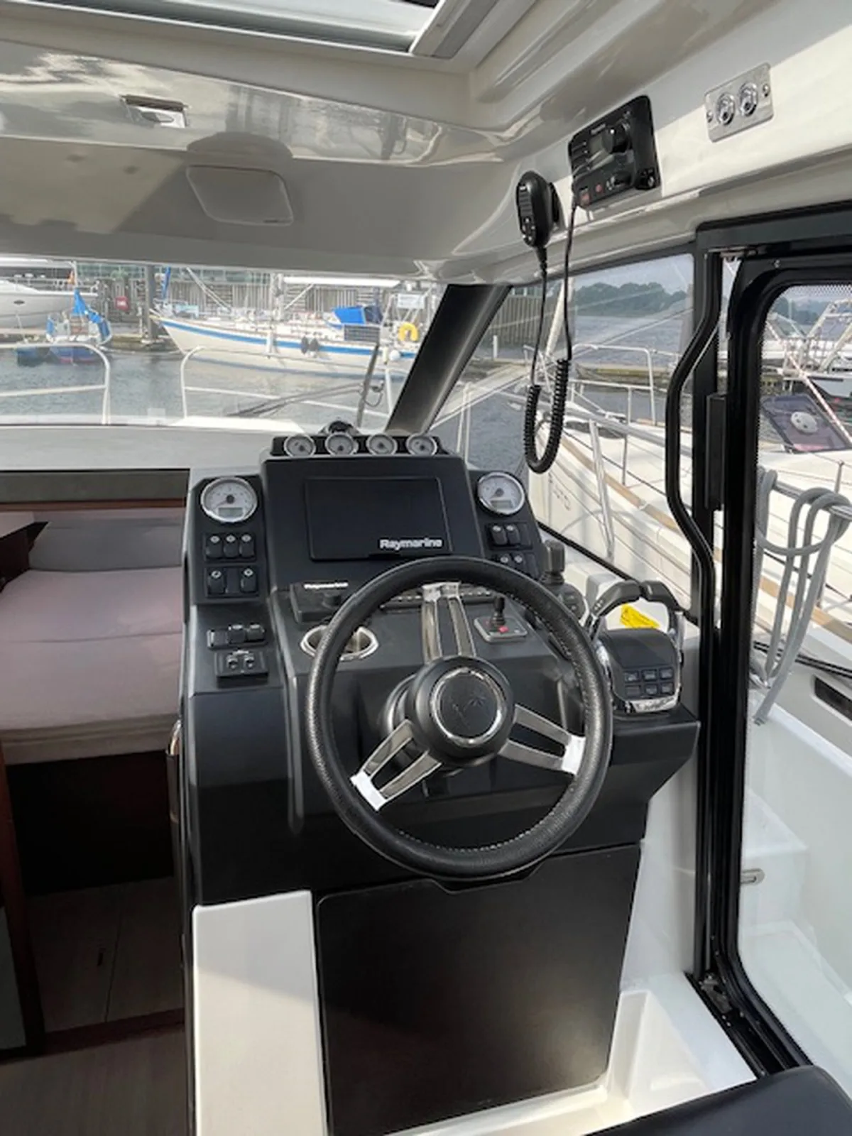Jeanneau NC 33