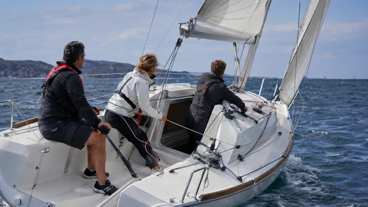 Redaktionelles Symbolbild einer kleinen Crew im Cockpit eines 30-Fuß-Performance-Cruisers