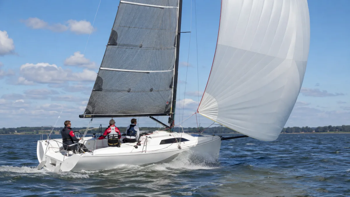 Beneteau First 30 im Modellporträt: leichter Performance-Cruiser mit Doppelruder