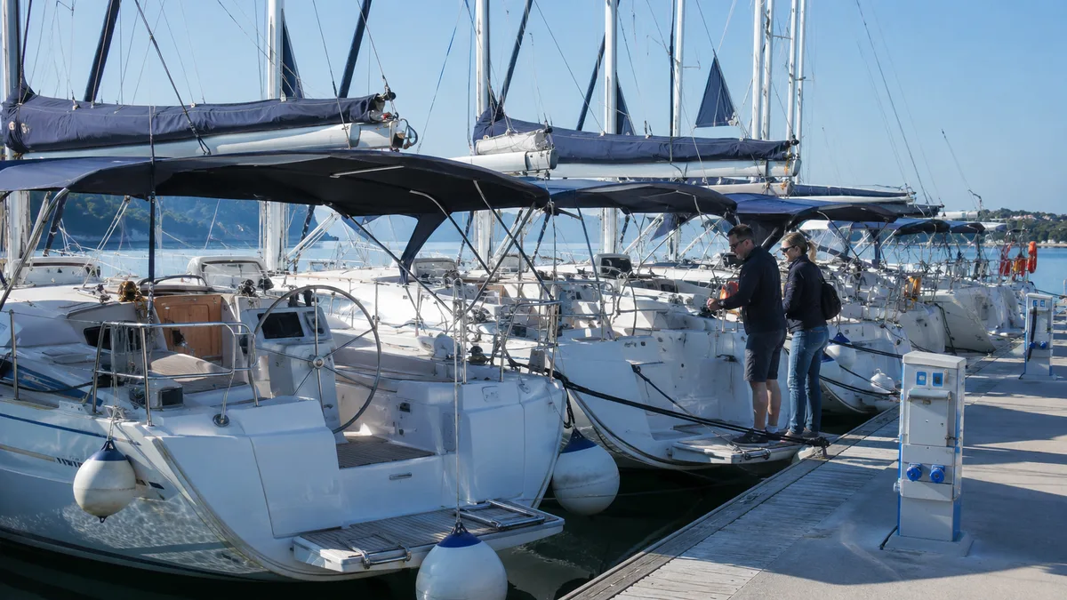 Ehemalige Charteryacht kaufen: Preisvorteil, Nutzung und Risiken richtig bewerten